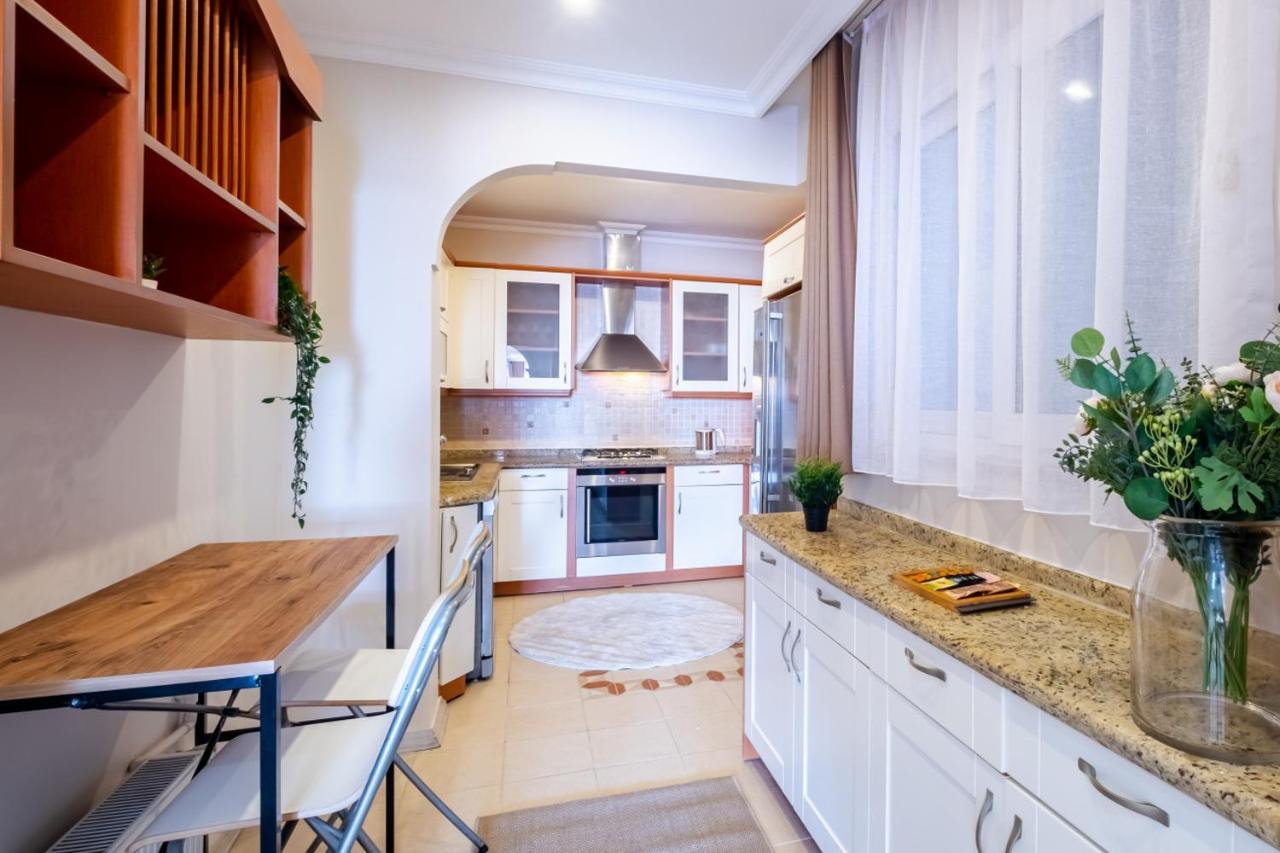 Chic Flat With Balcony Near Moda Shore 이스탄불 외부 사진